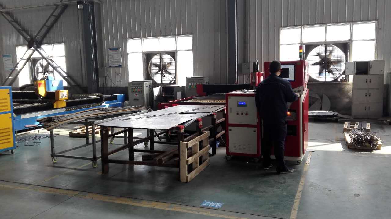 500w光纤激光切割机2台可加工2m*6m,3m*1.5m的板材,精度可控制到0.